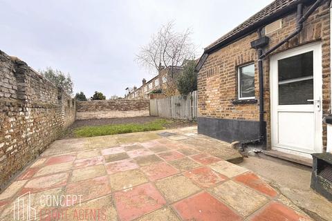 3 bedroom terraced house to rent, Guildersfield Road, Streatham, SW16