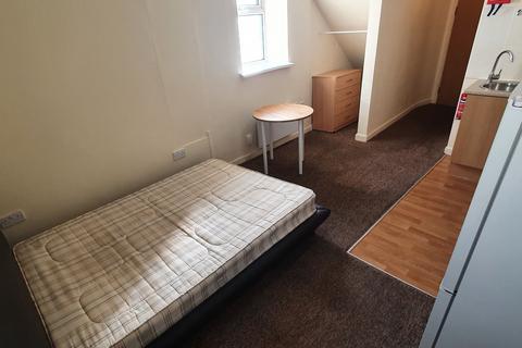 Studio to rent, Flat 4, 1 West Luton Place