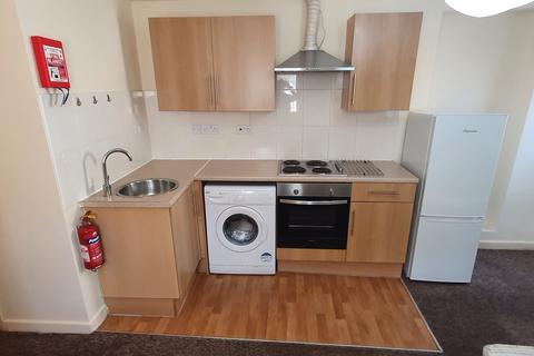 Studio to rent, Flat 4, 1 West Luton Place