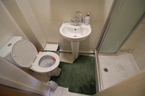 1 bedroom flat to rent, West Luton Place, Adamsdown, Cardiff