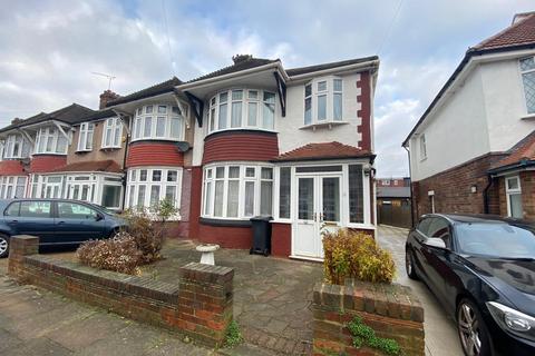 4 bedroom end of terrace house to rent, Sandhurst Drive Ilford IG3 9DD