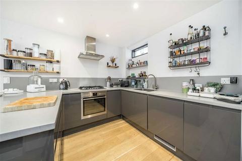 3 bedroom house to rent, Voss Street, London E2