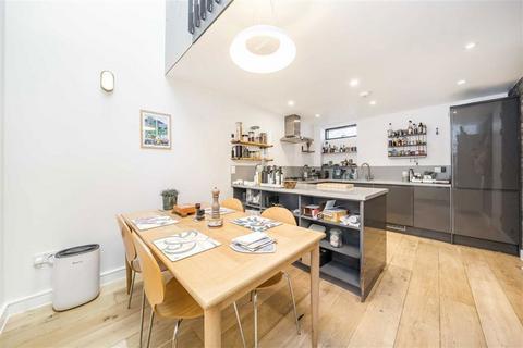 3 bedroom house to rent, Voss Street, London E2