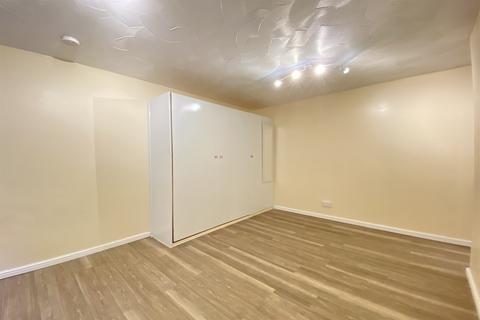 Studio to rent, Old Hatch Warren, Basingstoke