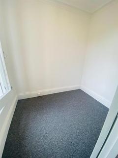 Studio to rent, North Common Road, London