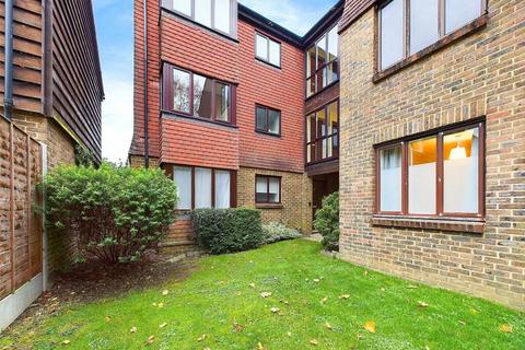 25 Stanford Close, Hampton, TW12 3XZ