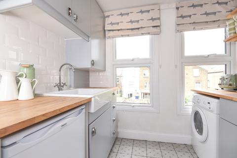 Studio to rent, Sugden Road London SW11