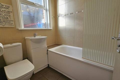 3 bedroom ground floor maisonette to rent, Langton Road, London NW2