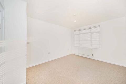 2 bedroom flat to rent, Manor Vale, Brentford TW8