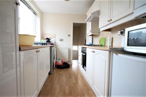 3 bedroom flat to rent, Mowbray Street, Heaton