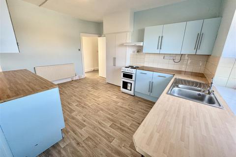 3 bedroom flat to rent, West End Parade, Pwllheli