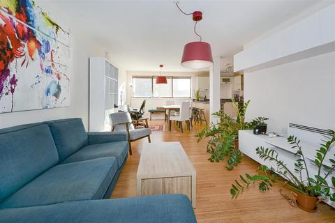 2 bedroom flat for sale, Britannia House, Digby Street, London