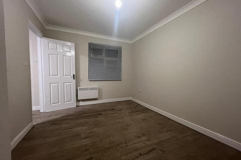 Studio to rent, Waverley Road, London N17