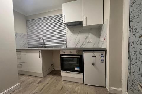 Studio to rent, Waverley Road, London N17