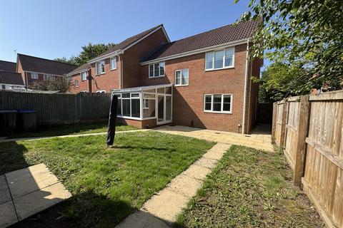 18 Smiths Close, Pewsey, SN9 5JT