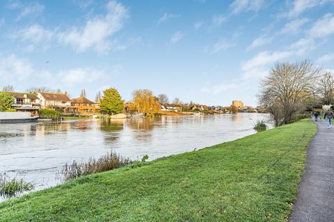 undefined, Thames Side, Staines-upon-Thames, TW18