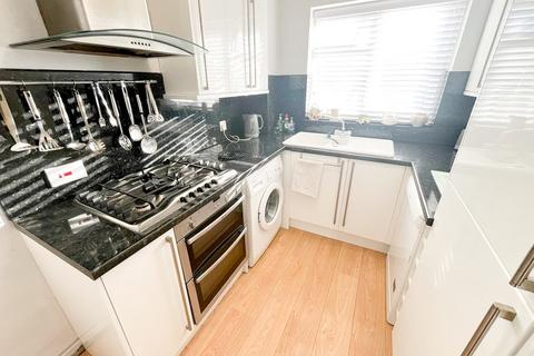 2 bedroom terraced house to rent, Adams Glade, Rochford