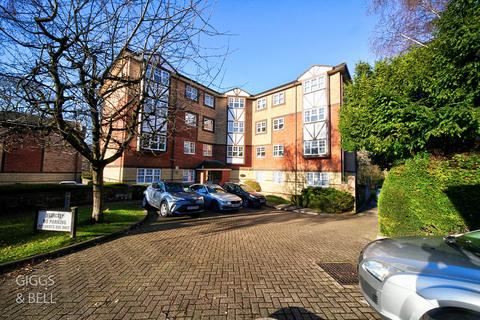 3 bedroom ground floor flat for sale, Queens Court, Knights Field, Luton, Bedfordshire, LU2