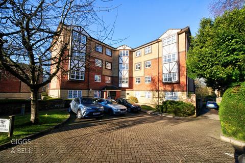 3 bedroom ground floor flat for sale, Queens Court, Knights Field, Luton, Bedfordshire, LU2