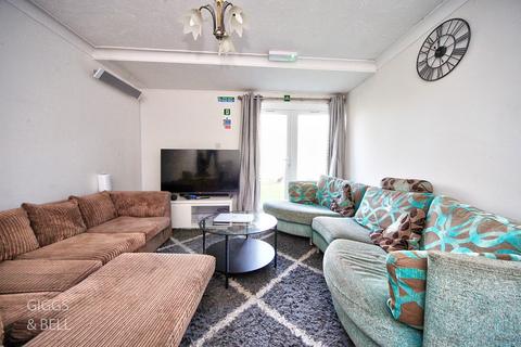 3 bedroom ground floor flat for sale, Queens Court, Knights Field, Luton, Bedfordshire, LU2