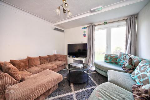 3 bedroom ground floor flat for sale, Queens Court, Knights Field, Luton, Bedfordshire, LU2