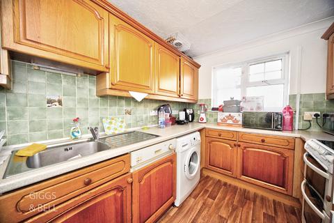 3 bedroom ground floor flat for sale, Queens Court, Knights Field, Luton, Bedfordshire, LU2