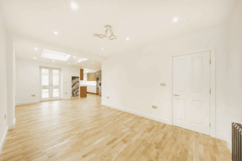 6 bedroom semi-detached house to rent, Addington Drive, London, N12