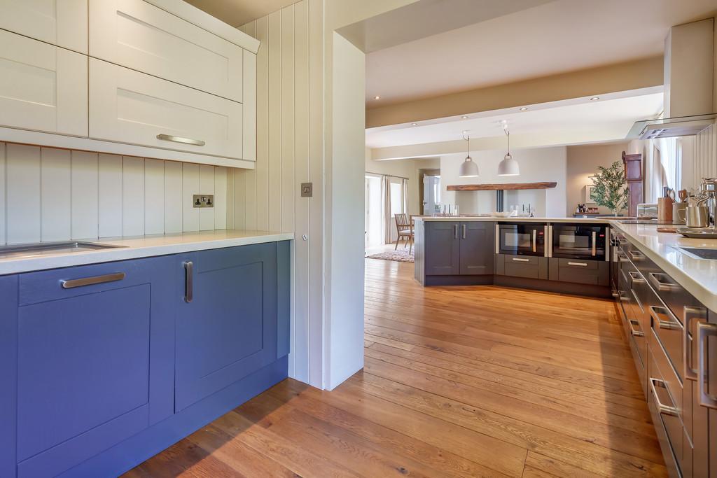 Uitlity area through to kitchen