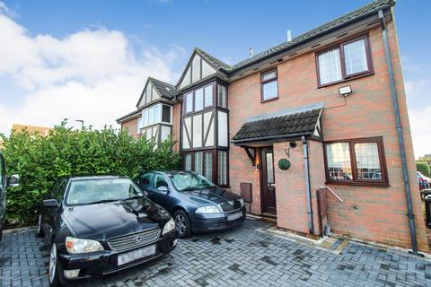2 bedroom cluster house to rent, Queensbury Close, Bedford