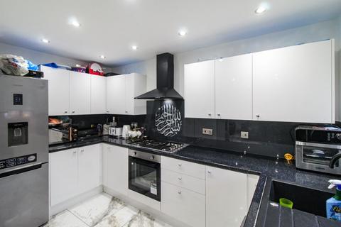 2 bedroom cluster house to rent, Queensbury Close, Bedford