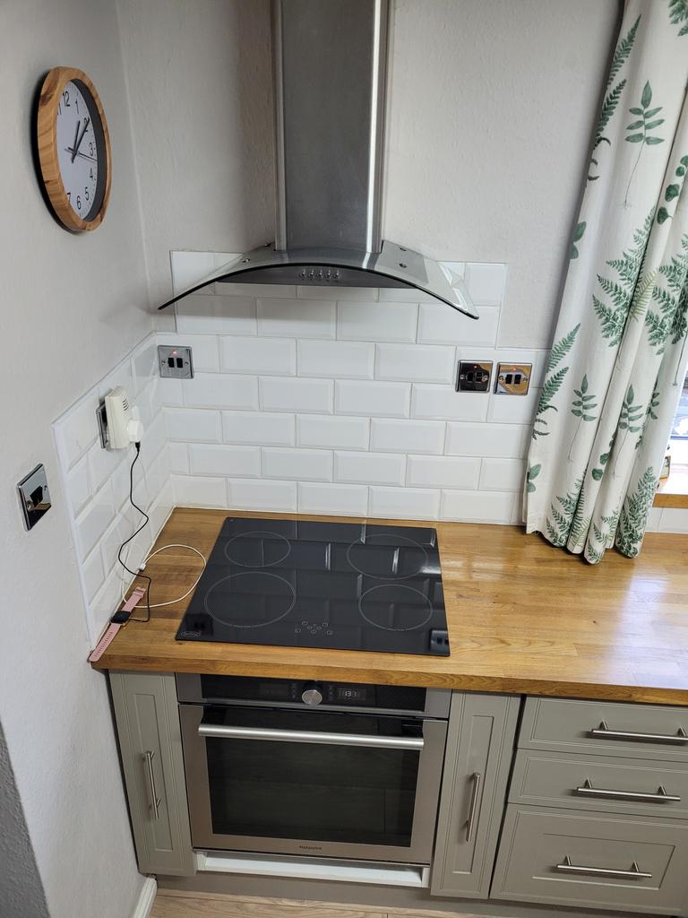 Cooker, hob, extractor, oak worktops