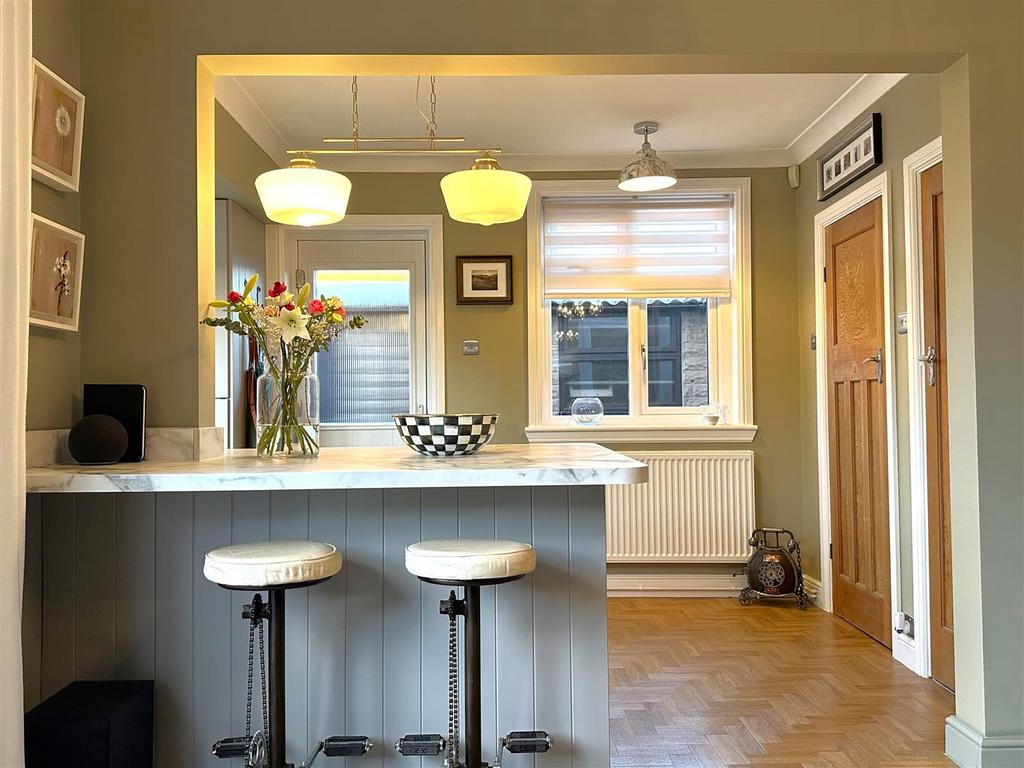 Breakfast Bar/Dining Area 734