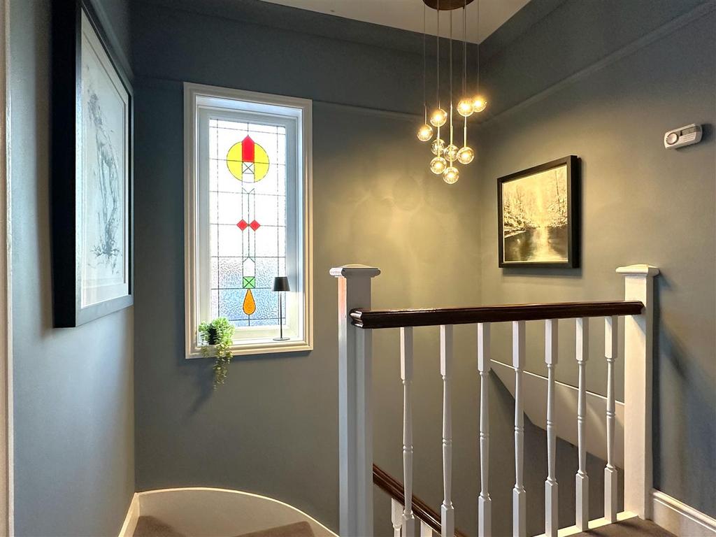 Delightful First Floor Lnading 768