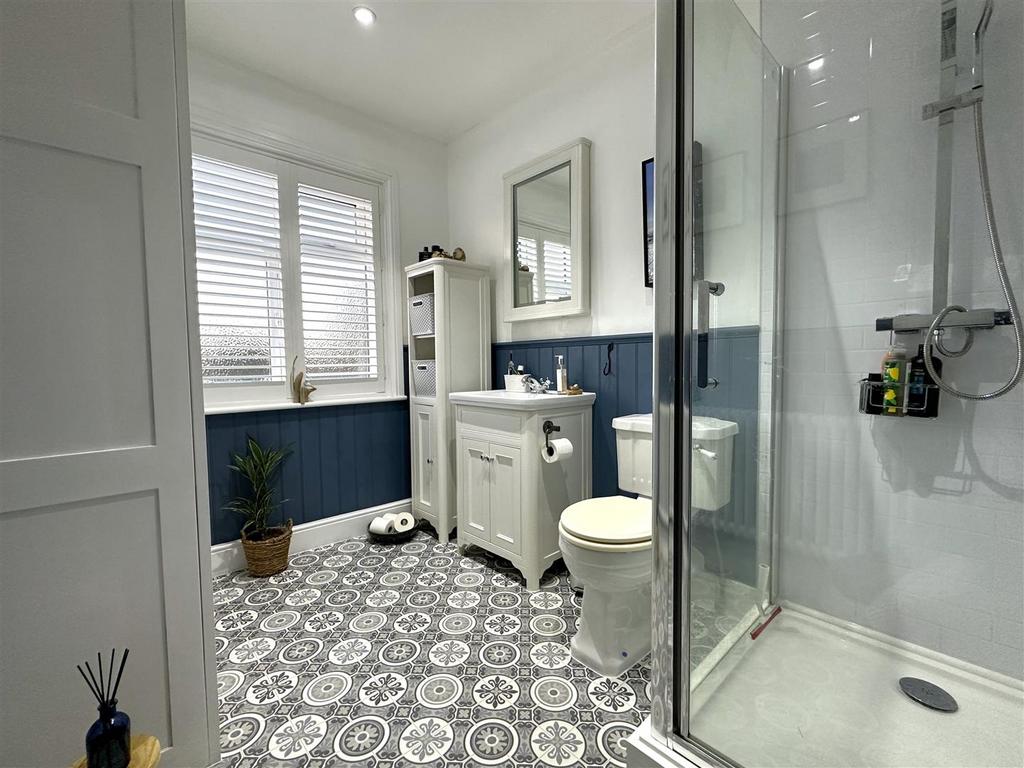 Stunning Contemporary Shower Room 771
