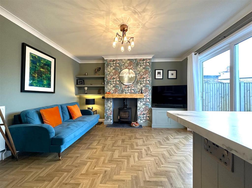 Spacious Sitting Room 719