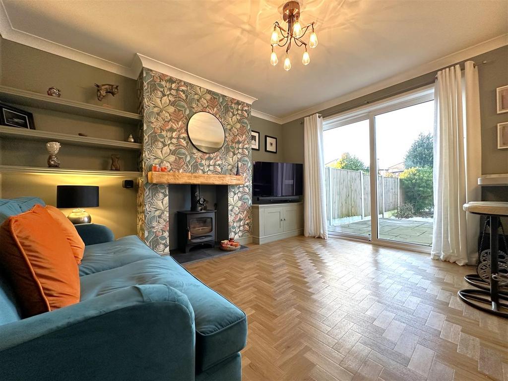 Lovely Sitting Room Out Into The Garden 731