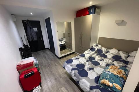 Studio to rent, Large Studio - Central Luton - Furnished - Spring Place - LU1 5FT