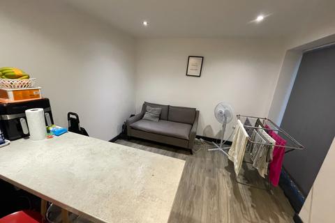 Studio to rent, Large Studio - Central Luton - Furnished - Spring Place - LU1 5FT