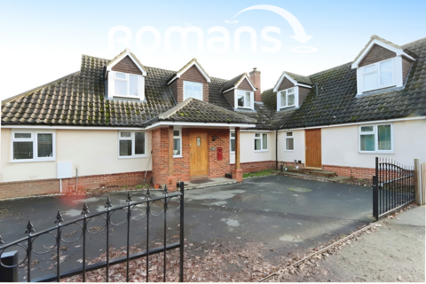 4 bedroom semi-detached house to rent, St. Johns Road, Farnborough, GU14