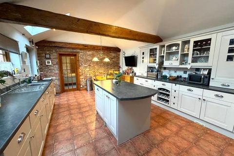 3 bedroom detached house to rent, Main Street, Caythorpe, Nottingham, NG14 7ED