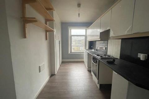 2 bedroom apartment to rent, High Street, Queensbury BD13