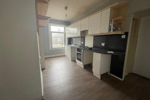 2 bedroom apartment to rent, High Street, Queensbury BD13