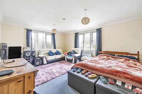 Studio for sale, Fairbairn Close, Purley