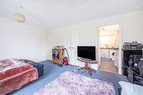 Studio for sale, Fairbairn Close, Purley