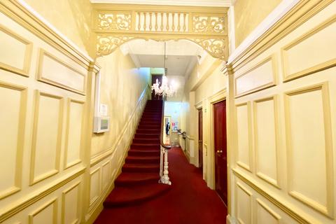Studio to rent, Queen's Gate, London. SW7