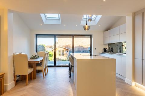 25 Ringway Road, Park Street, St Albans, AL2 2RE