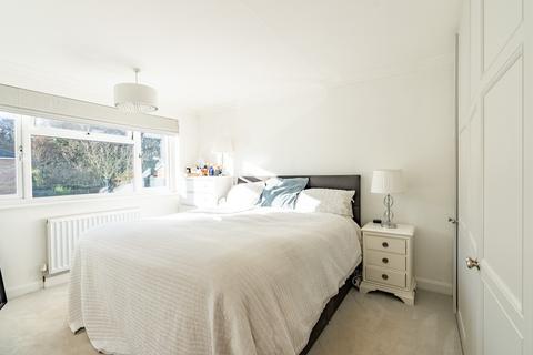 25 Ringway Road, Park Street, St Albans, AL2 2RE