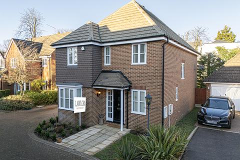 4 bedroom detached house to rent, Duchess Grove, Essex IG9