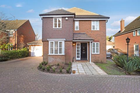 4 bedroom detached house to rent, Duchess Grove, Essex IG9