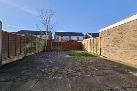 3 bedroom semi-detached house to rent, Chiltern Drive, Willenhall